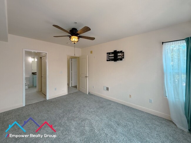 Building Photo - Spacious 3 Bedroom 2 Baths Corner Condo