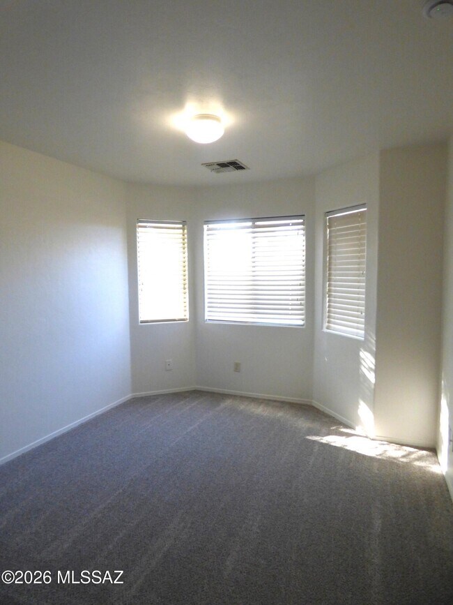 Building Photo - 60499 Alpine Way