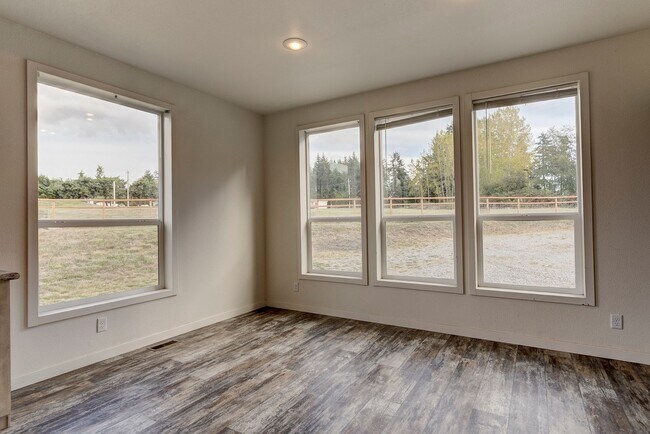 Building Photo - 3 Bed 2 Bath Pet Friendly Home