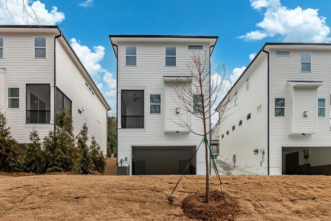 Building Photo - Beautiful 4-bedroom, 4-bathroom Custom Home Durham, NC