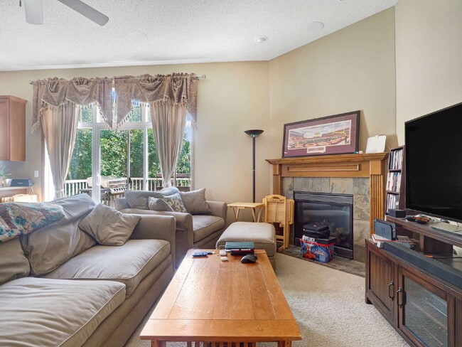 Building Photo - 3 Bedroom End Unit Townhome Available Sept...