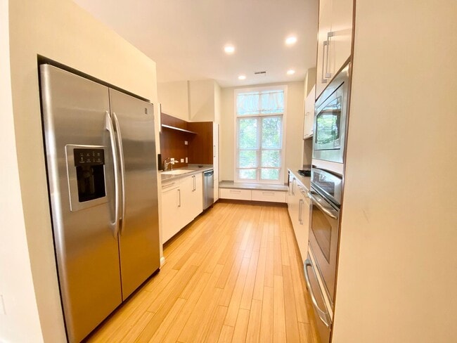 Building Photo - 4 Bedroom/3.5 Bath. UC Rental Located on J...