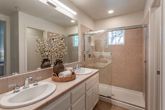 Building Photo - Available now, Townhouse in MV! $5,500