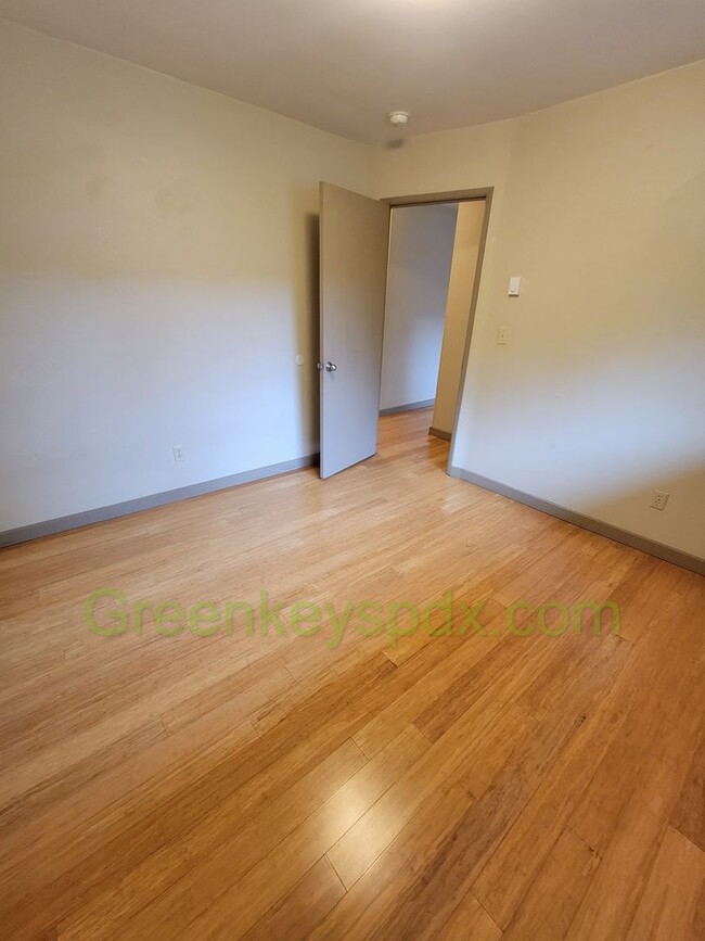 Building Photo - 2 Bedroom 2 Bath Unit in St.Johns with Ful...