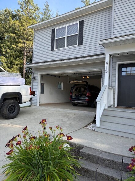 Building Photo - 415 Louis Ln