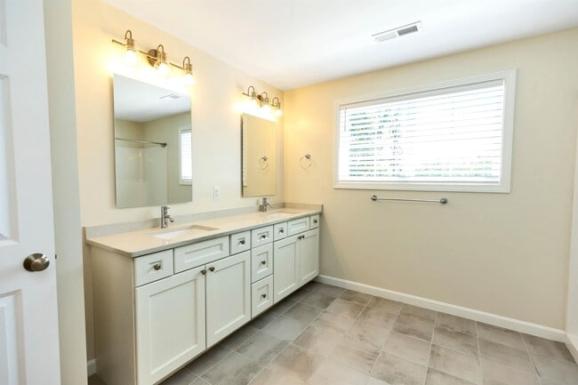 Building Photo - 240 Knollwood Way