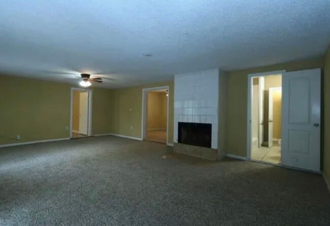 Building Photo - 4 bedrooms 2 Bath