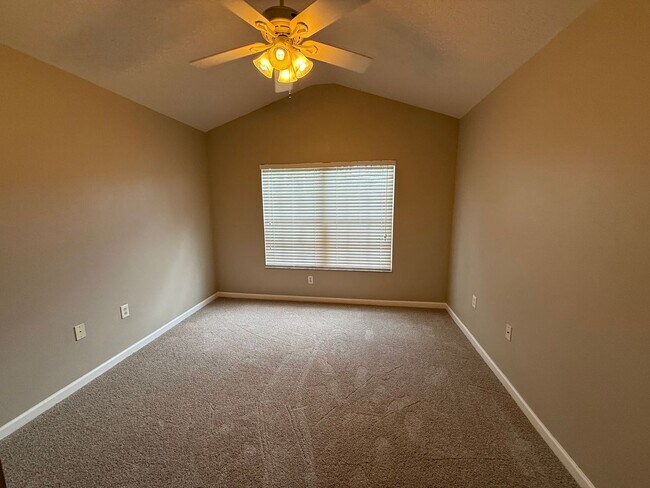 Building Photo - Beautiful home located inside gated commun...