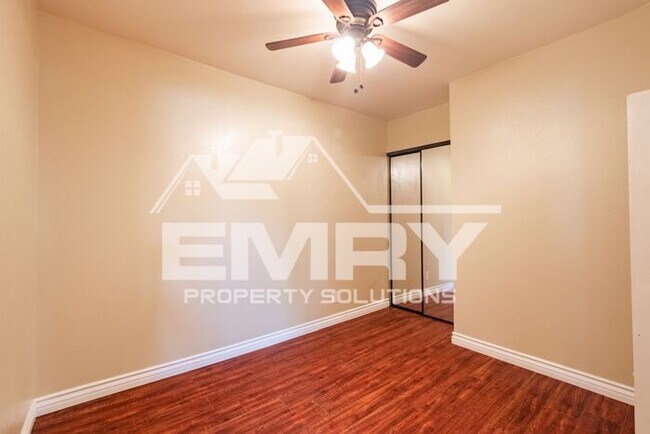 Building Photo - 2 Bed 1 Bath Unit for Rent in East Los Angeles Parking Available