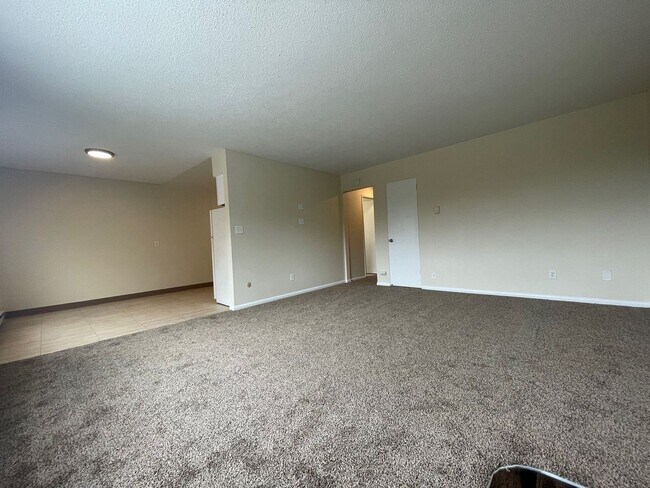 Building Photo - Spacious Montavilla 2 Bedroom Upstairs Uni...