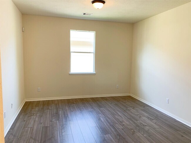 Building Photo - 15522 Mossy Park