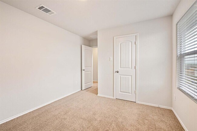 Building Photo - 204 Lily Pond Trl