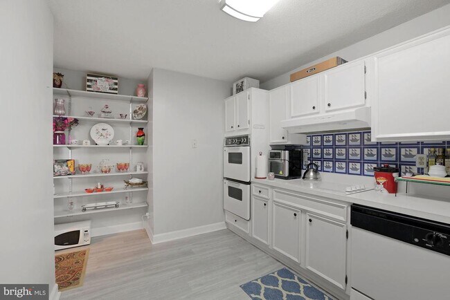 Building Photo - 307 Yoakum Pkwy