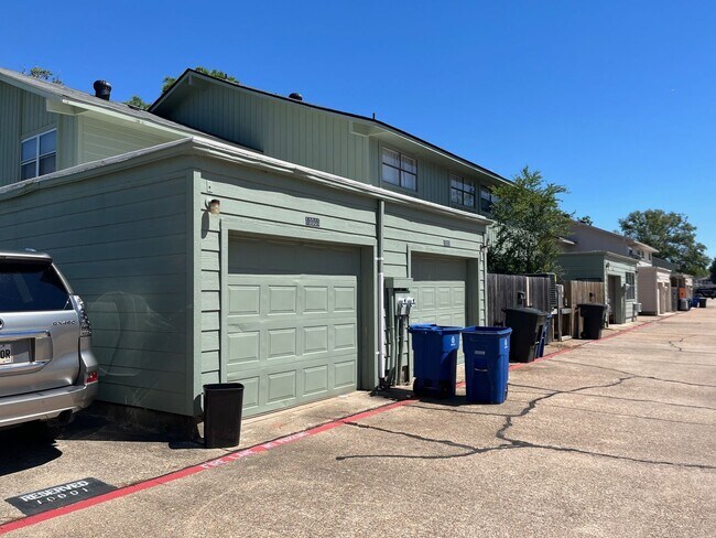 Building Photo - 2BR/1.5BA town home by LSUS (River Oaks)