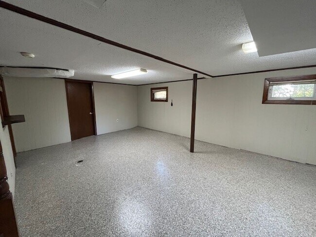 Building Photo - Perfect "Work from Home" Location!