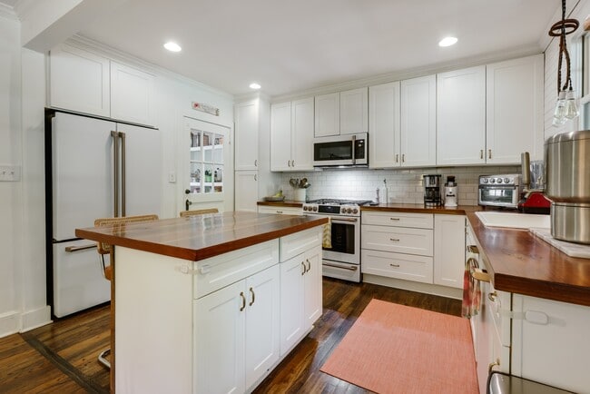 Building Photo - 234 Sunset Dr