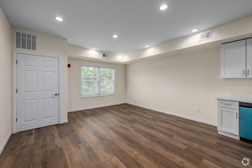 2BR, 2BA - Living Room - 431-435 Morris Ave