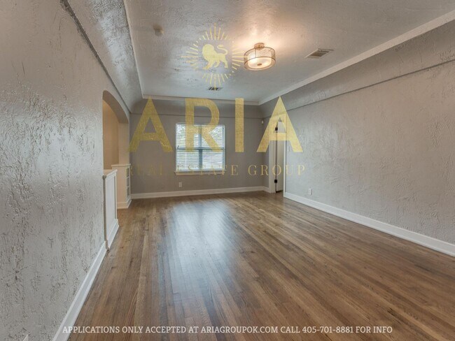 Building Photo - Updated & Adorable 2 Bed/1 Bath Space in t...