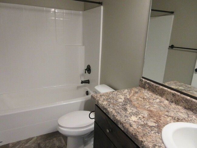 Building Photo - Town home living in the heart of Cedar City!