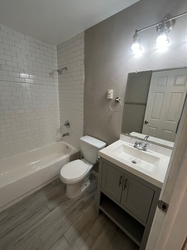 Building Photo - For Rent – Beautifully Remodeled 2-Bedroom Unit in Denver