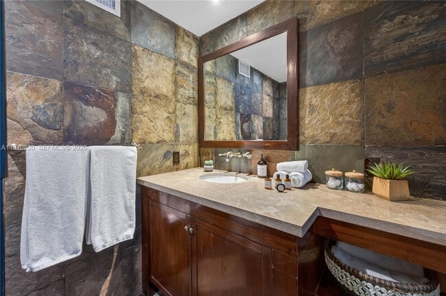 Building Photo - 14 W San Marino Dr