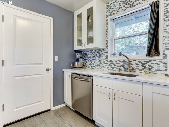 Building Photo - Beautiful 3 Bedroom Ranch Style Home in Cedar Hills with Remodeled Gourmet Kitchen!
