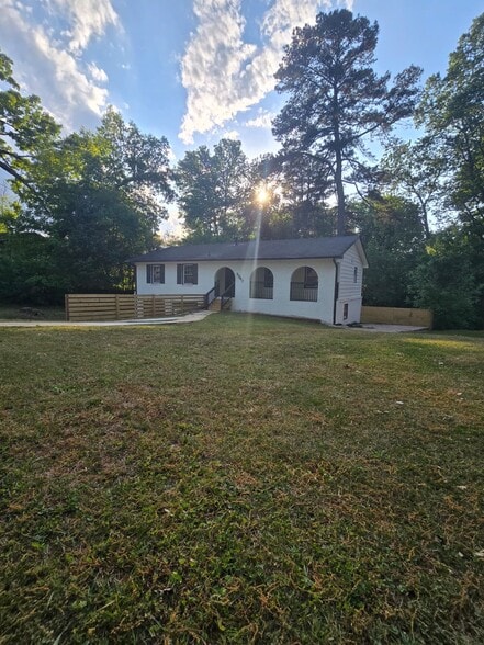 Building Photo - 2347 Greenway Dr