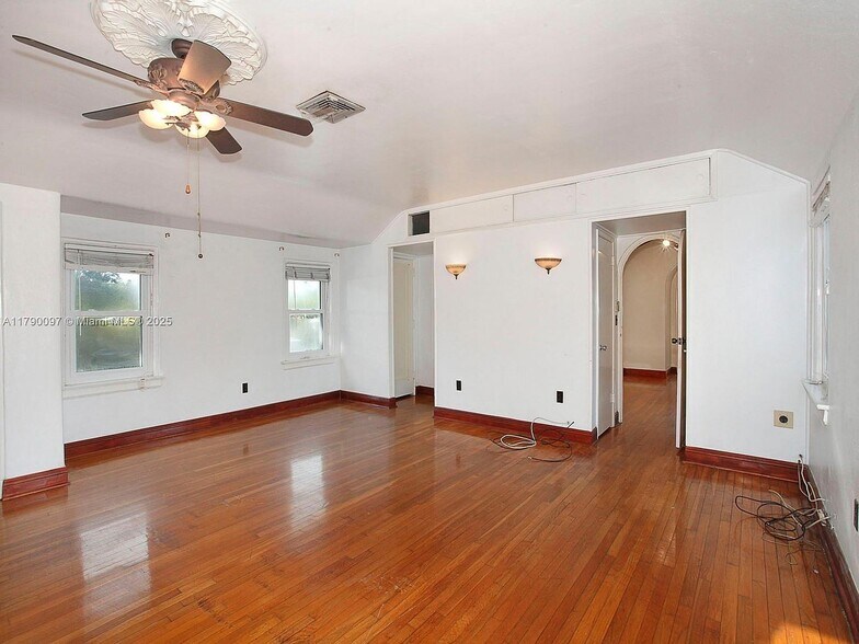 Building Photo - 339 NE 96th St