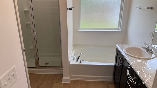 Building Photo - RATE DROP ALERT (was $2600/month) and MOVE IN SPECIAL: $1000 OFF 1ST MONTH'S RENT!**