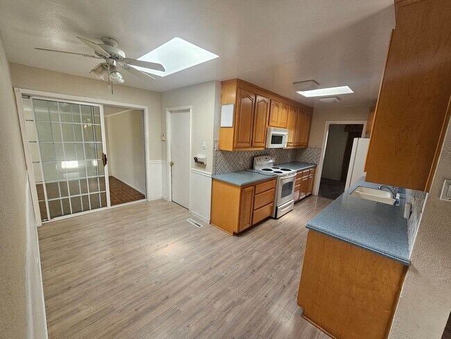 Building Photo - Charming Castro Valley Home: Spacious Livi...