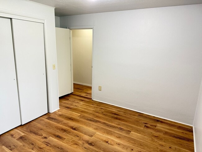 Building Photo - Huge 4 bedroom 2 bath house!