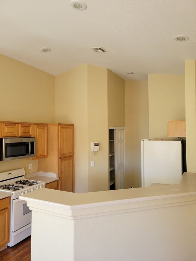 Building Photo - Awesome Townhome in North Las Vegas