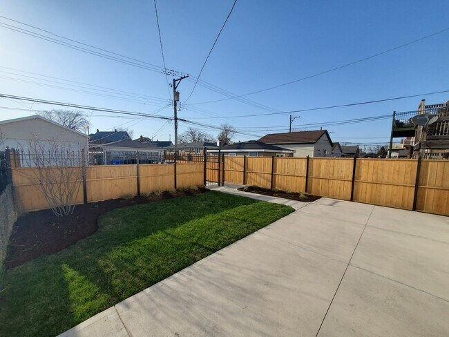 Building Photo - 5310 N Luna Ave