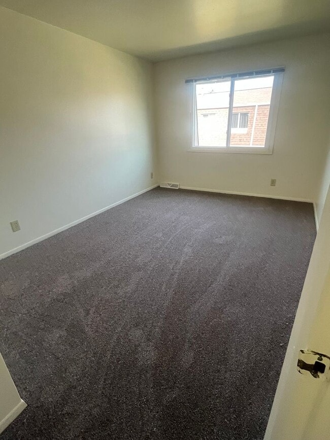 Building Photo - 140 W Falls Rd