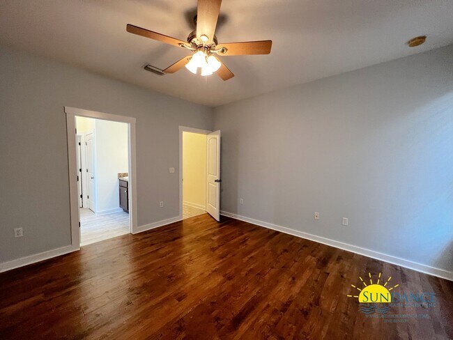 Building Photo - Walsh Glen Estates Crestview Home, call to...