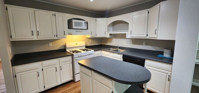 Building Photo - Check This One OUT!! To View is to Rent! 3 Bedroom, 1 Bath. Hardwood Floors, Tile and Newer Carpe...