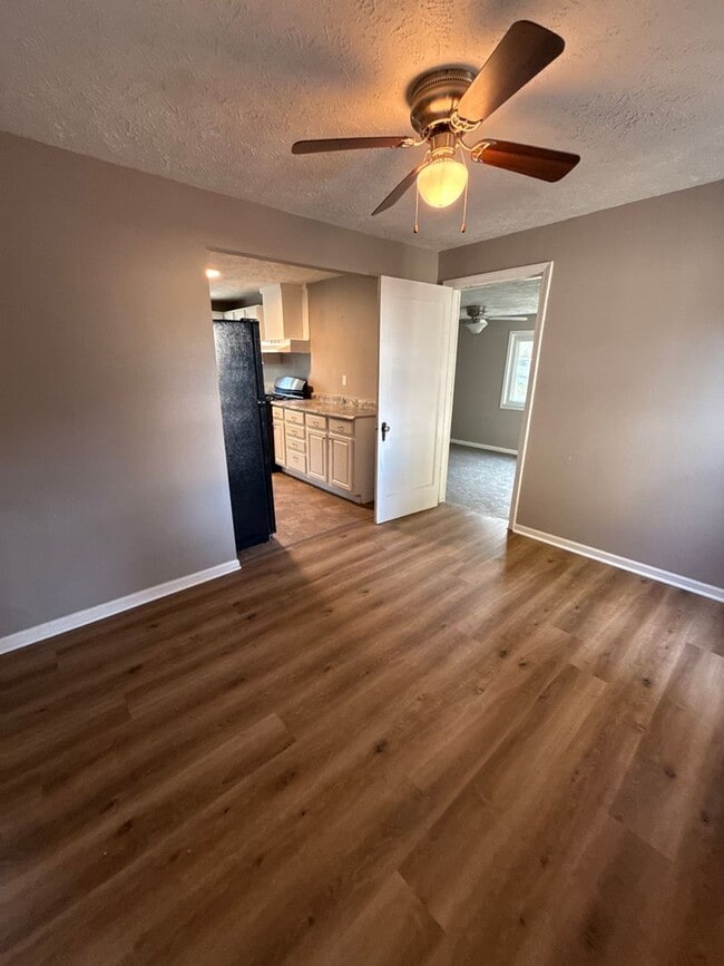 Building Photo - 5 bedroom 2 bathroom house