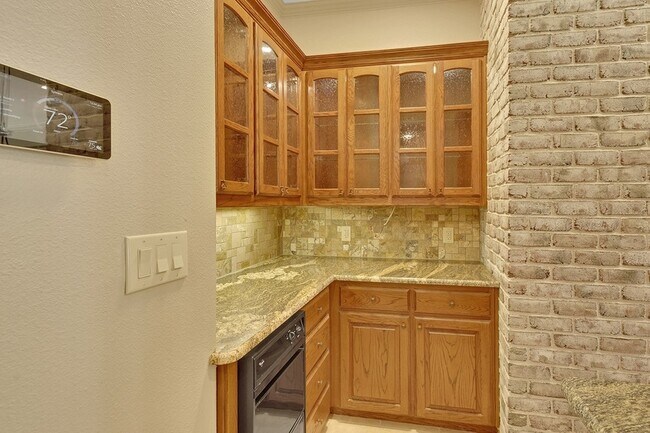 Building Photo - 10111 Bluffview Cir
