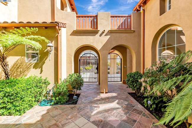 Building Photo - Luxury Living in The Bridges Golf Course C...