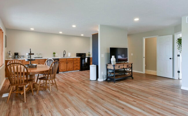 Building Photo - 350 Campbell Point Rd