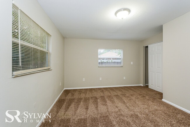 Building Photo - Cute, cozy and comfortable