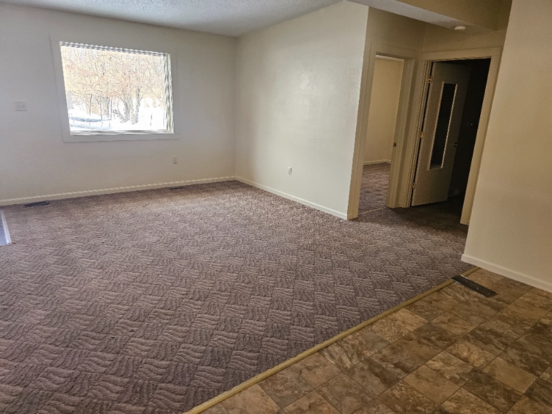 Building Photo - 7696 Elm St