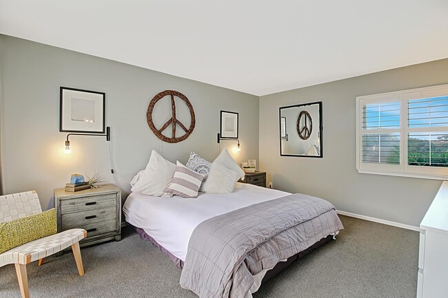 Building Photo - Updated 2 Bedroom Condo