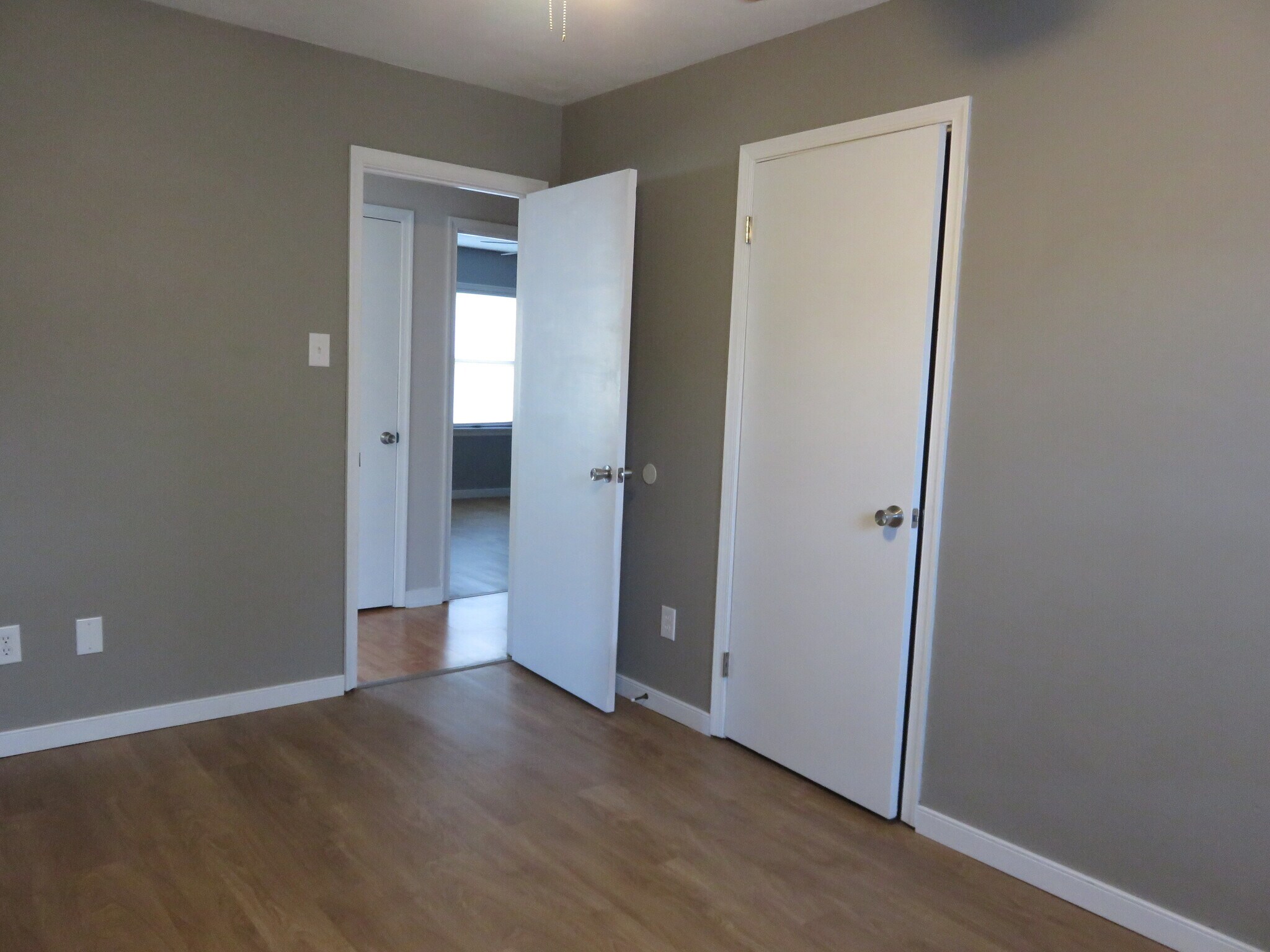 Building Photo - 7 S Daisy Ave