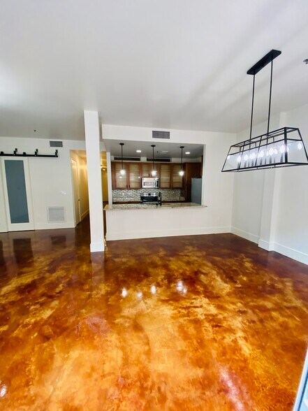 Building Photo - 840 Tchoupitoulas St