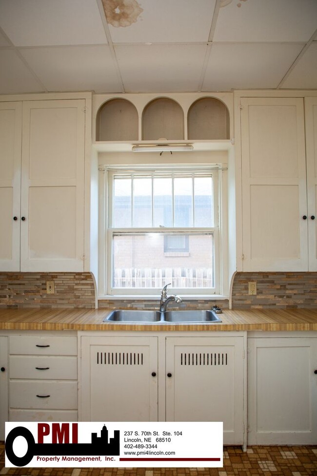 Building Photo - 4 Bedroom, 1.5 bathroom House For Rent; Av...