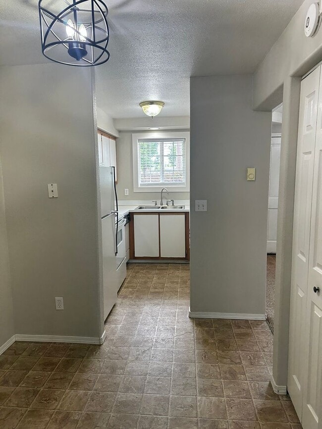 Building Photo - Adorable 1 bedroom 1 bathroom home in Spri...