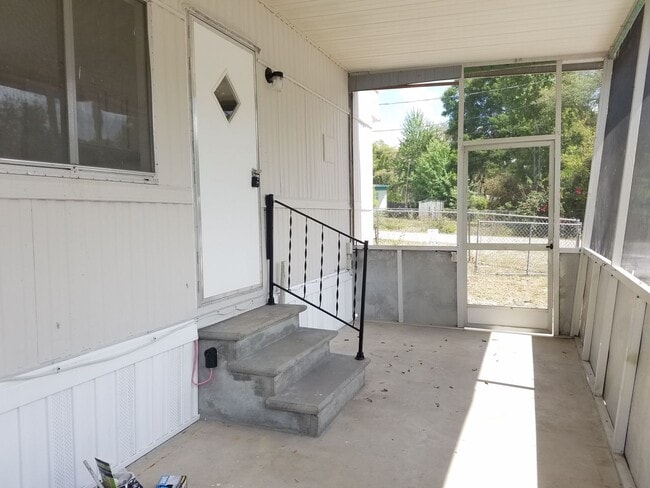Building Photo - FRESHLY PAINTED AND NEW FLOORING! 2 Bed 1 Bath With Screened Porch