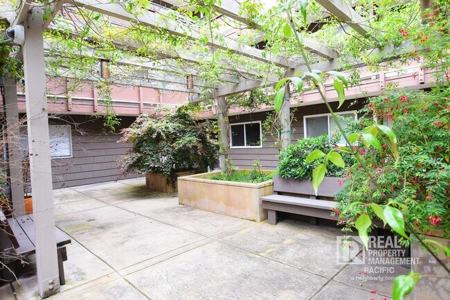 Building Photo - Sunny 2 bedroom in Mark Twain Building