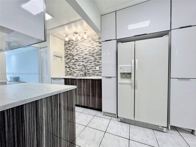 Building Photo - 8450 Lagos De Campo Blvd